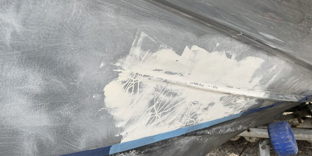 Reperation af glasfiber skader