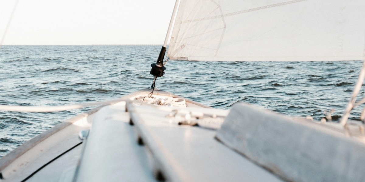 Hvor hurtigt sejler en sejlbåd