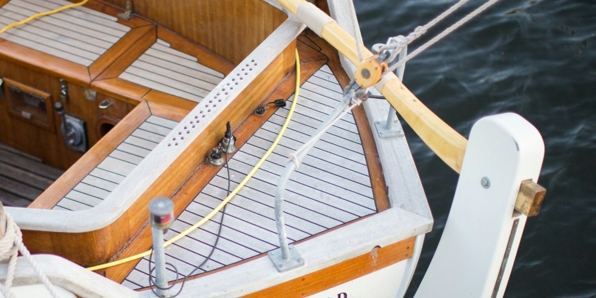 Sådan plejer du bedst dit teaktræ på båden